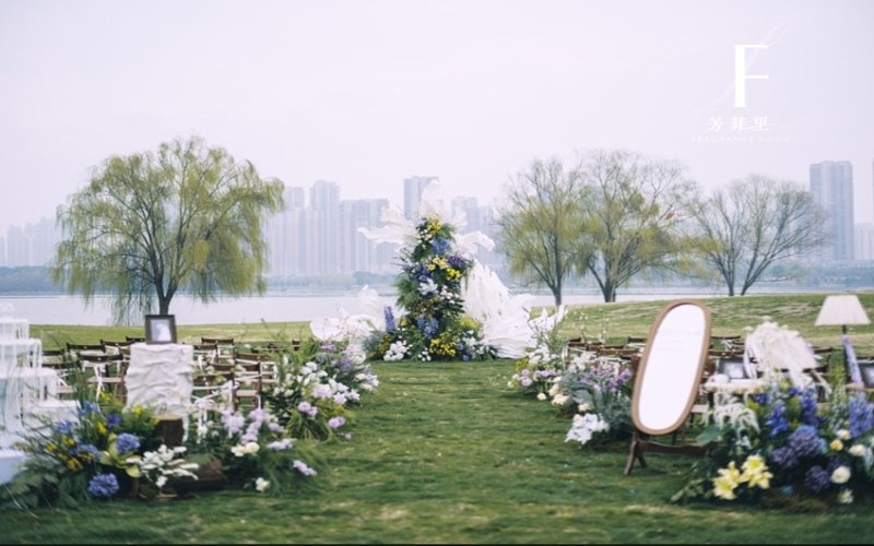 湖畔草坪·湖光草坪 [ 最大50桌 · 高0.0m · 无柱 ·  ]