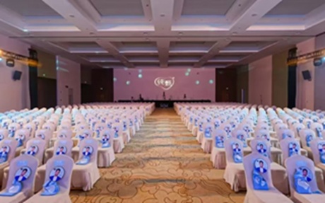 1号会议室 [ 最大24桌 · 高7.0m · 无柱 · 长方形 · 低消1800 ]